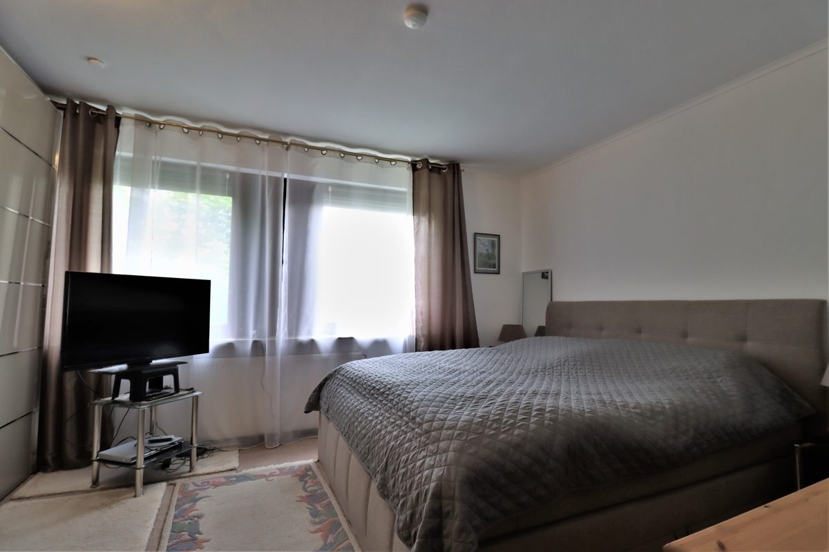 Immobilienangebot - Erkrath - Alle - Unterfeldhaus: gepflegtes Reihenendhaus mit Südwest Garten, Garage und Sauna in ruhiger Lage