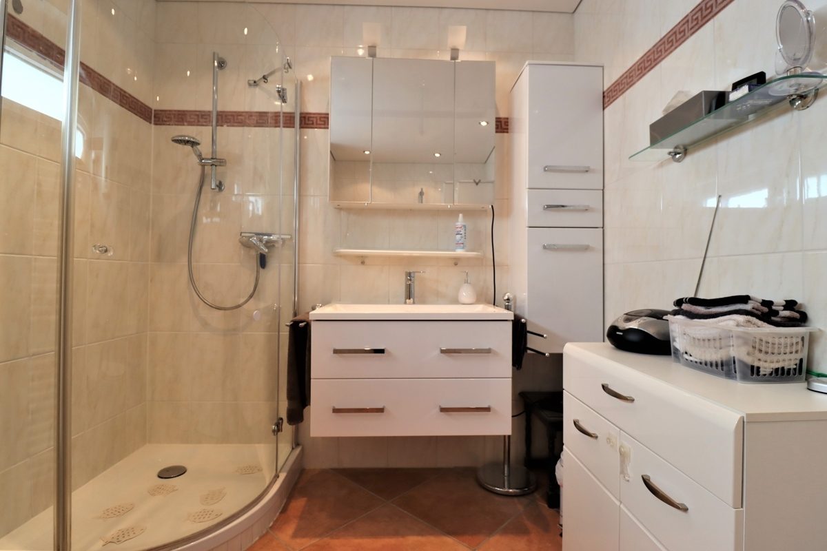 Immobilienangebot - Erkrath - Alle - Unterfeldhaus: gepflegtes Reihenendhaus mit Südwest Garten, Garage und Sauna in ruhiger Lage