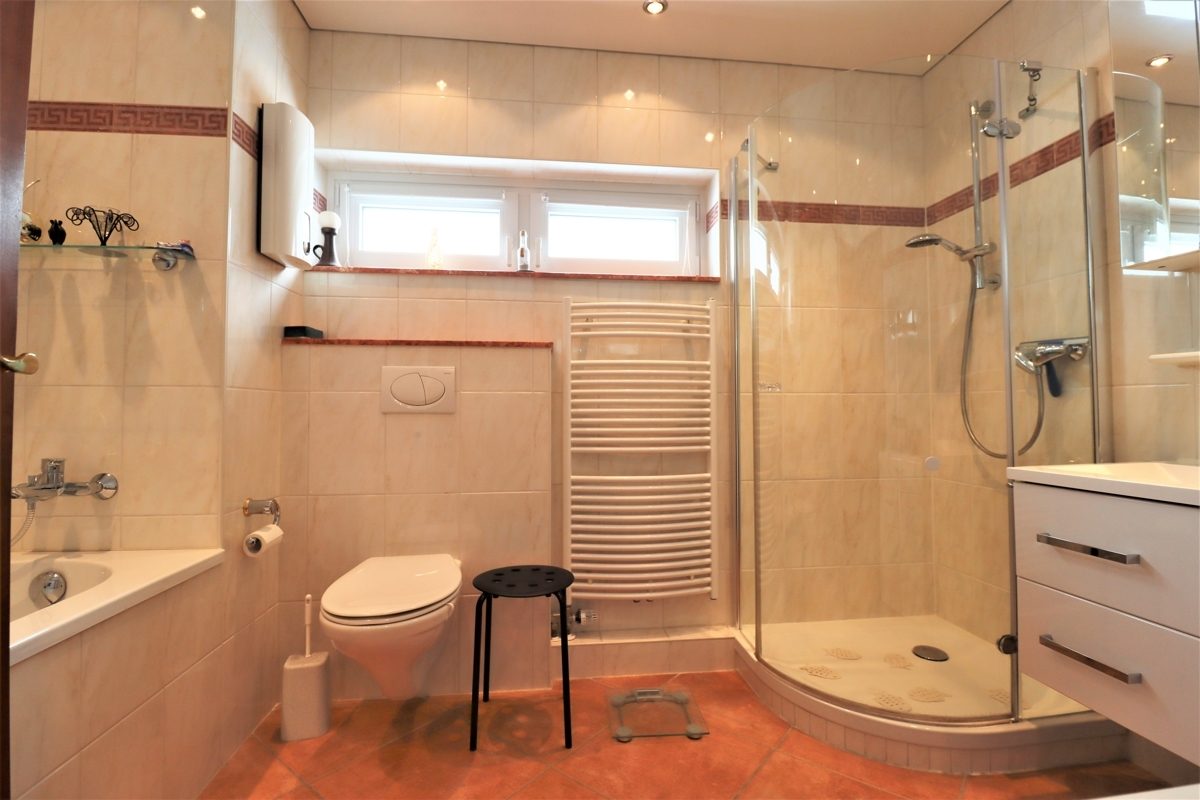 Immobilienangebot - Erkrath - Alle - Unterfeldhaus: gepflegtes Reihenendhaus mit Südwest Garten, Garage und Sauna in ruhiger Lage