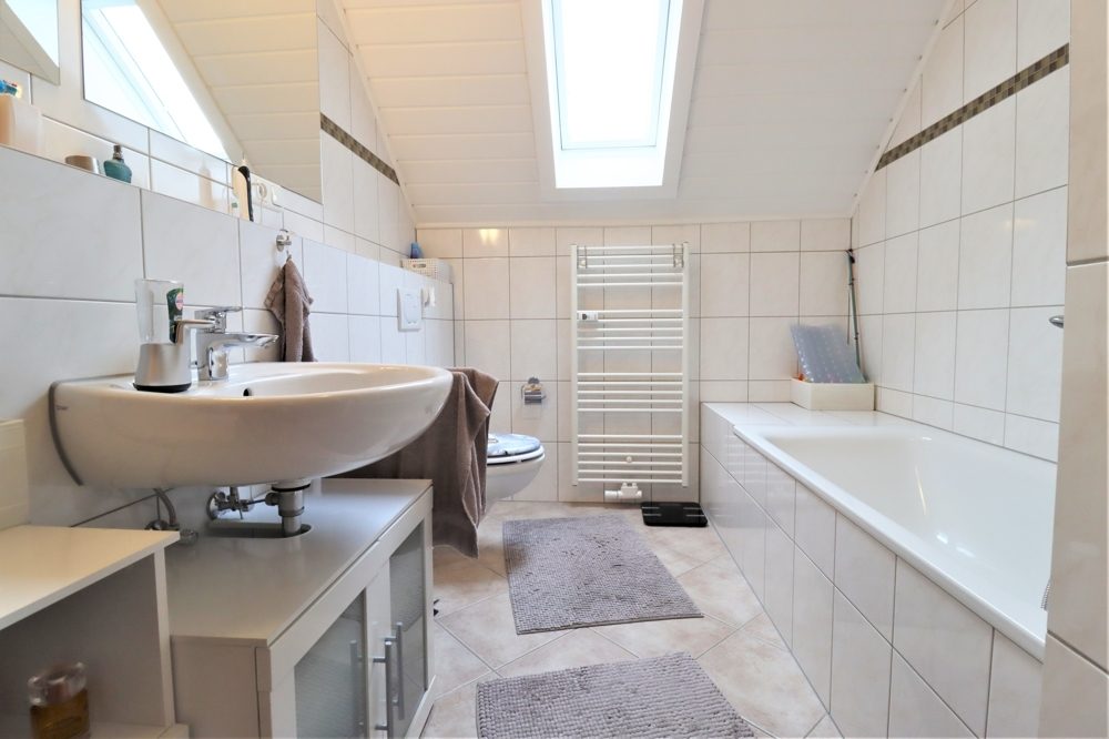 Immobilienangebot - Dormagen / Feste Zons - Alle - Zons: gepflegte 3-Zimmerwohnung mit PKW-Stellplatz und Balkon in ruhiger Lage und Rheinnähe