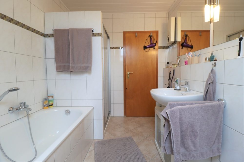 Immobilienangebot - Dormagen / Feste Zons - Alle - Zons: gepflegte 3-Zimmerwohnung mit PKW-Stellplatz und Balkon in ruhiger Lage und Rheinnähe