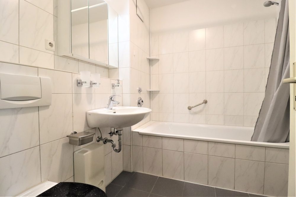 Immobilienangebot - Düsseldorf / Holthausen - Alle - Holthausen: gut geschnittene 2-Zimmerwohnung mit Balkon und TG-Stellplatz in guter Lage