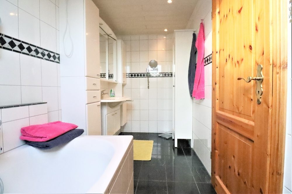 Immobilienangebot - Kaarst / Holzbüttgen - Alle - Holzbüttgen: großzügiges Zweifamilienhaus mit 2 Garagen, Terrasse und großem Garten in ruhiger Lage