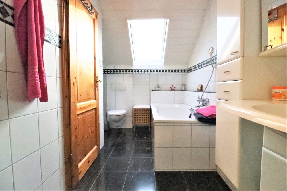 Immobilienangebot - Kaarst / Holzbüttgen - Alle - Holzbüttgen: großzügiges Zweifamilienhaus mit 2 Garagen, Terrasse und großem Garten in ruhiger Lage