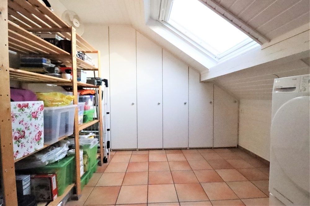 Immobilienangebot - Kaarst / Holzbüttgen - Alle - Holzbüttgen: großzügiges Zweifamilienhaus mit 2 Garagen, Terrasse und großem Garten in ruhiger Lage
