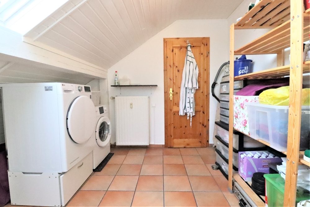 Immobilienangebot - Kaarst / Holzbüttgen - Alle - Holzbüttgen: großzügiges Zweifamilienhaus mit 2 Garagen, Terrasse und großem Garten in ruhiger Lage
