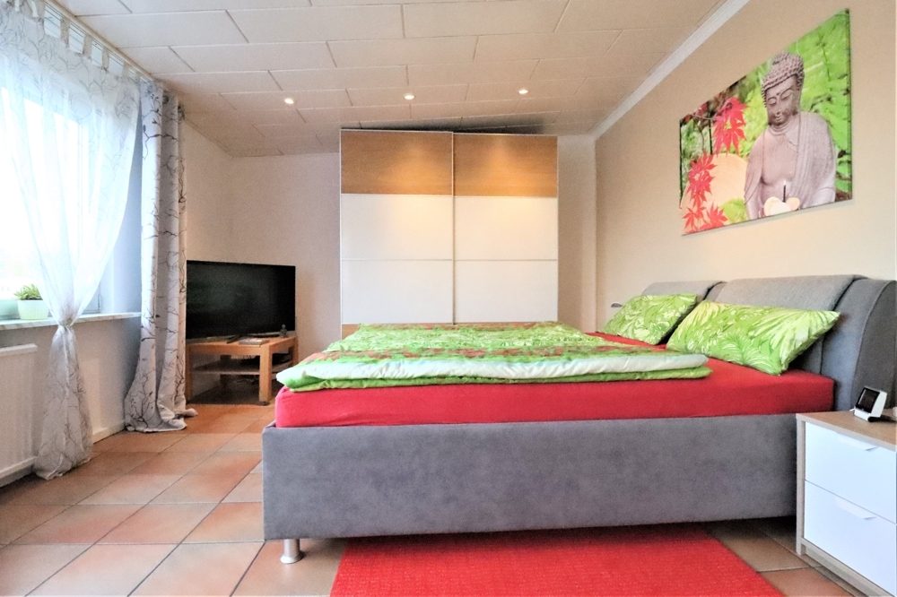 Immobilienangebot - Kaarst / Holzbüttgen - Alle - Holzbüttgen: großzügiges Zweifamilienhaus mit 2 Garagen, Terrasse und großem Garten in ruhiger Lage