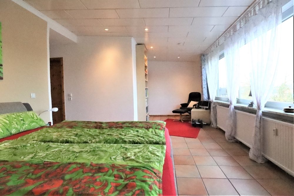 Immobilienangebot - Kaarst / Holzbüttgen - Alle - Holzbüttgen: großzügiges Zweifamilienhaus mit 2 Garagen, Terrasse und großem Garten in ruhiger Lage