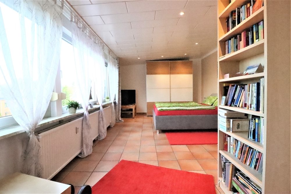 Immobilienangebot - Kaarst / Holzbüttgen - Alle - Holzbüttgen: großzügiges Zweifamilienhaus mit 2 Garagen, Terrasse und großem Garten in ruhiger Lage
