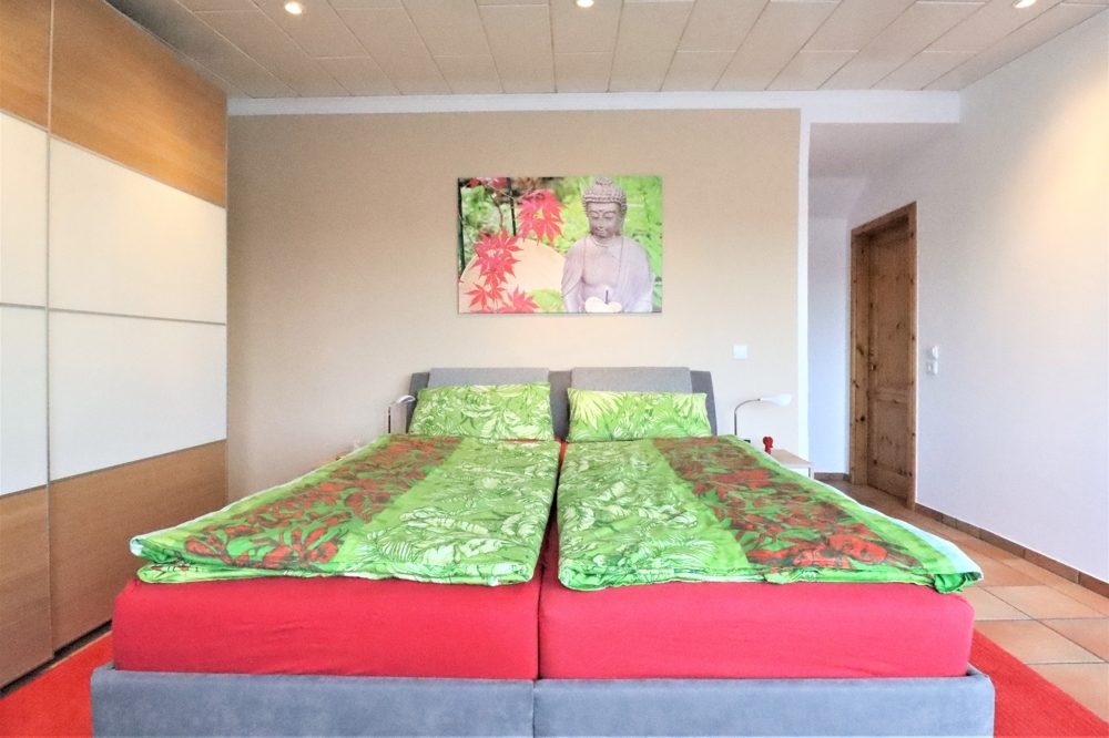 Immobilienangebot - Kaarst / Holzbüttgen - Alle - Holzbüttgen: großzügiges Zweifamilienhaus mit 2 Garagen, Terrasse und großem Garten in ruhiger Lage