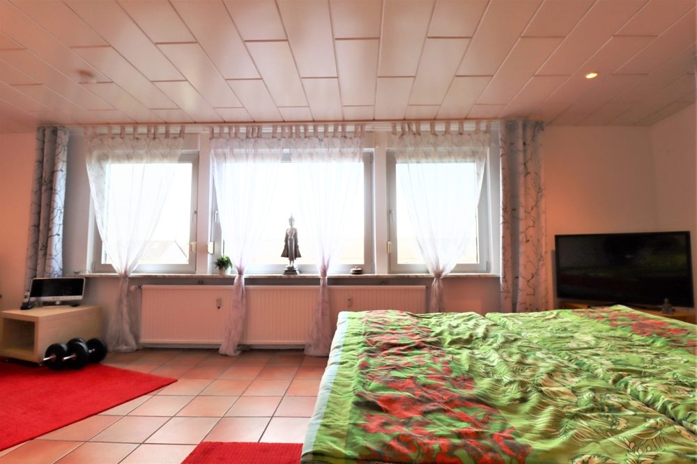 Immobilienangebot - Kaarst / Holzbüttgen - Alle - Holzbüttgen: großzügiges Zweifamilienhaus mit 2 Garagen, Terrasse und großem Garten in ruhiger Lage