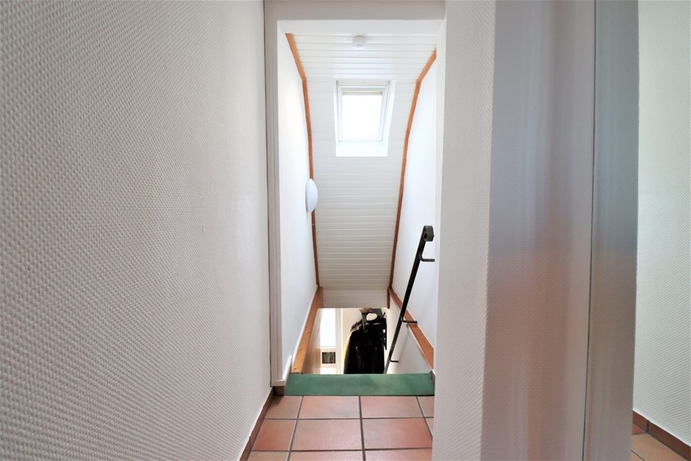 Immobilienangebot - Kaarst / Holzbüttgen - Alle - Holzbüttgen: großzügiges Zweifamilienhaus mit 2 Garagen, Terrasse und großem Garten in ruhiger Lage