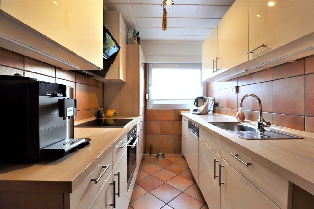 Immobilienangebot - Kaarst / Holzbüttgen - Alle - Holzbüttgen: großzügiges Zweifamilienhaus mit 2 Garagen, Terrasse und großem Garten in ruhiger Lage