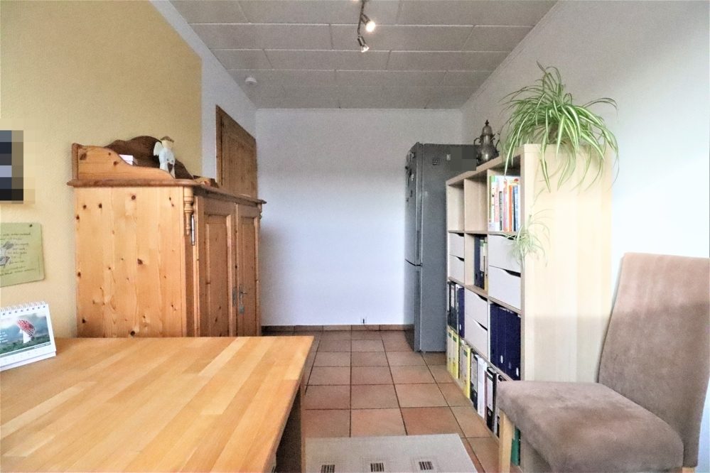 Immobilienangebot - Kaarst / Holzbüttgen - Alle - Holzbüttgen: großzügiges Zweifamilienhaus mit 2 Garagen, Terrasse und großem Garten in ruhiger Lage