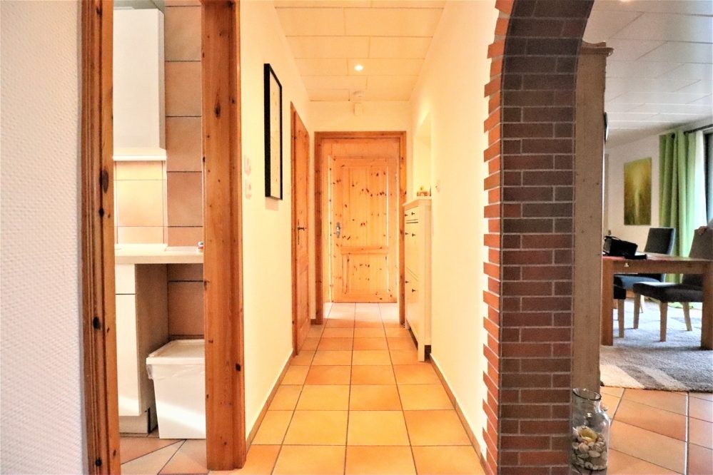 Immobilienangebot - Kaarst / Holzbüttgen - Alle - Holzbüttgen: großzügiges Zweifamilienhaus mit 2 Garagen, Terrasse und großem Garten in ruhiger Lage