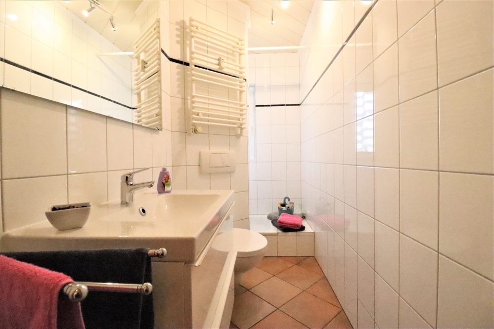 Immobilienangebot - Kaarst / Holzbüttgen - Alle - Holzbüttgen: großzügiges Zweifamilienhaus mit 2 Garagen, Terrasse und großem Garten in ruhiger Lage