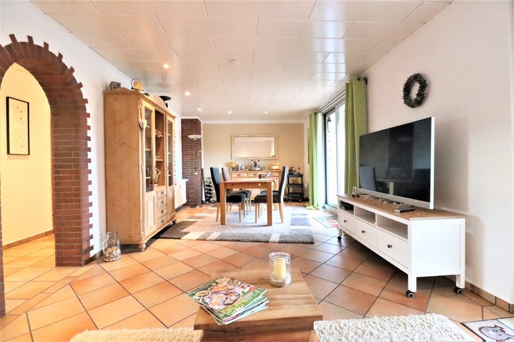 Immobilienangebot - Kaarst / Holzbüttgen - Alle - Holzbüttgen: großzügiges Zweifamilienhaus mit 2 Garagen, Terrasse und großem Garten in ruhiger Lage