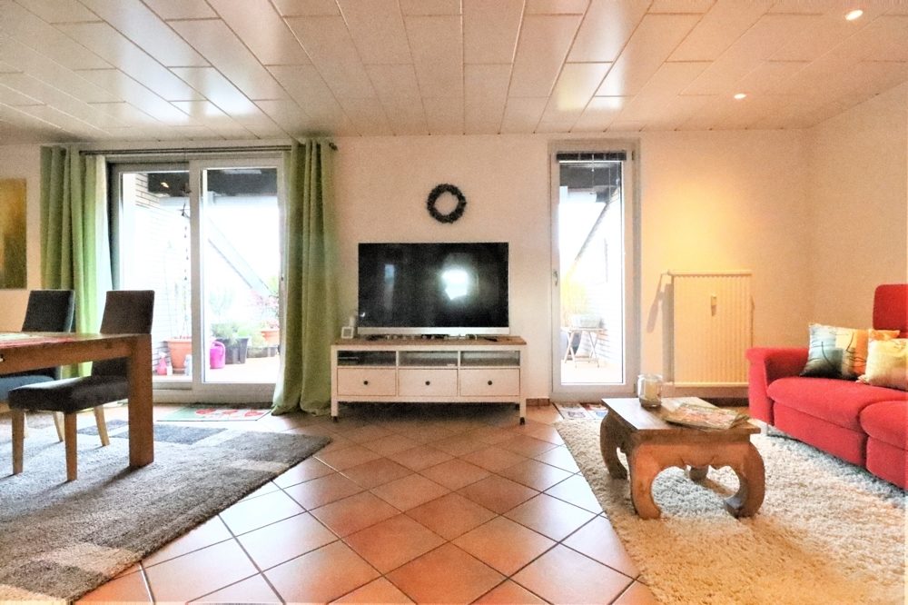 Immobilienangebot - Kaarst / Holzbüttgen - Alle - Holzbüttgen: großzügiges Zweifamilienhaus mit 2 Garagen, Terrasse und großem Garten in ruhiger Lage