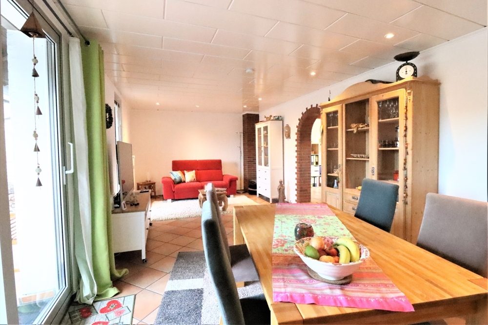 Immobilienangebot - Kaarst / Holzbüttgen - Alle - Holzbüttgen: großzügiges Zweifamilienhaus mit 2 Garagen, Terrasse und großem Garten in ruhiger Lage