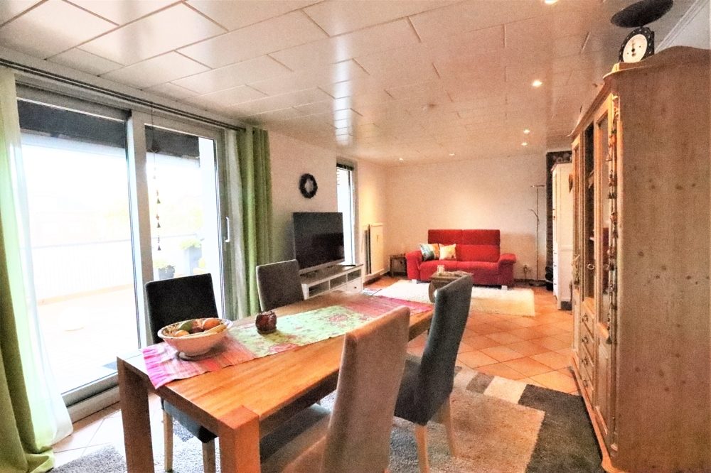 Immobilienangebot - Kaarst / Holzbüttgen - Alle - Holzbüttgen: großzügiges Zweifamilienhaus mit 2 Garagen, Terrasse und großem Garten in ruhiger Lage