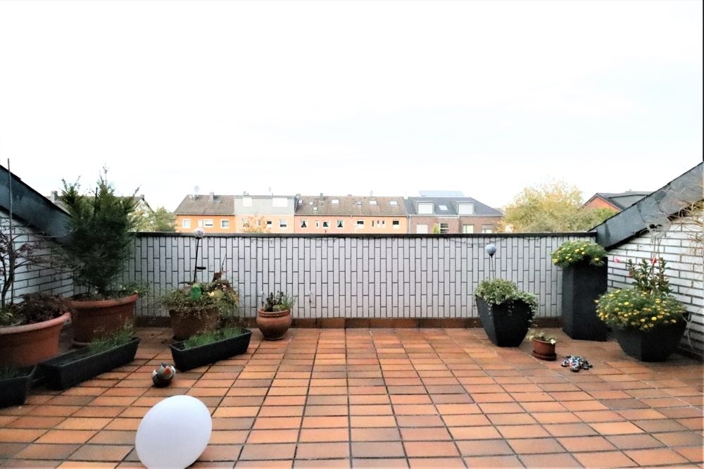 Immobilienangebot - Kaarst / Holzbüttgen - Alle - Holzbüttgen: großzügiges Zweifamilienhaus mit 2 Garagen, Terrasse und großem Garten in ruhiger Lage