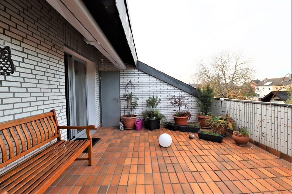 Immobilienangebot - Kaarst / Holzbüttgen - Alle - Holzbüttgen: großzügiges Zweifamilienhaus mit 2 Garagen, Terrasse und großem Garten in ruhiger Lage