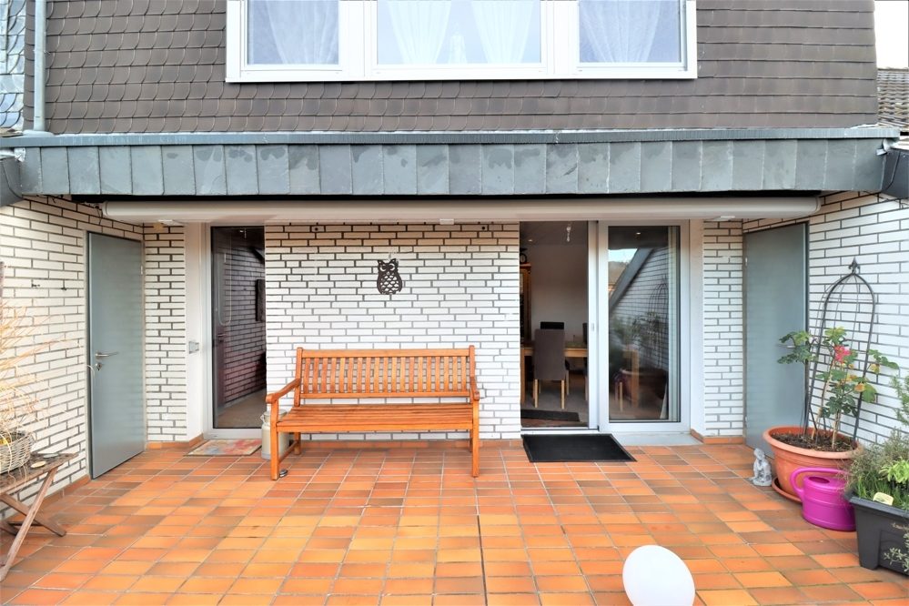 Immobilienangebot - Kaarst / Holzbüttgen - Alle - Holzbüttgen: großzügiges Zweifamilienhaus mit 2 Garagen, Terrasse und großem Garten in ruhiger Lage