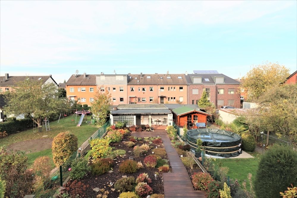Immobilienangebot - Kaarst / Holzbüttgen - Alle - Holzbüttgen: großzügiges Zweifamilienhaus mit 2 Garagen, Terrasse und großem Garten in ruhiger Lage