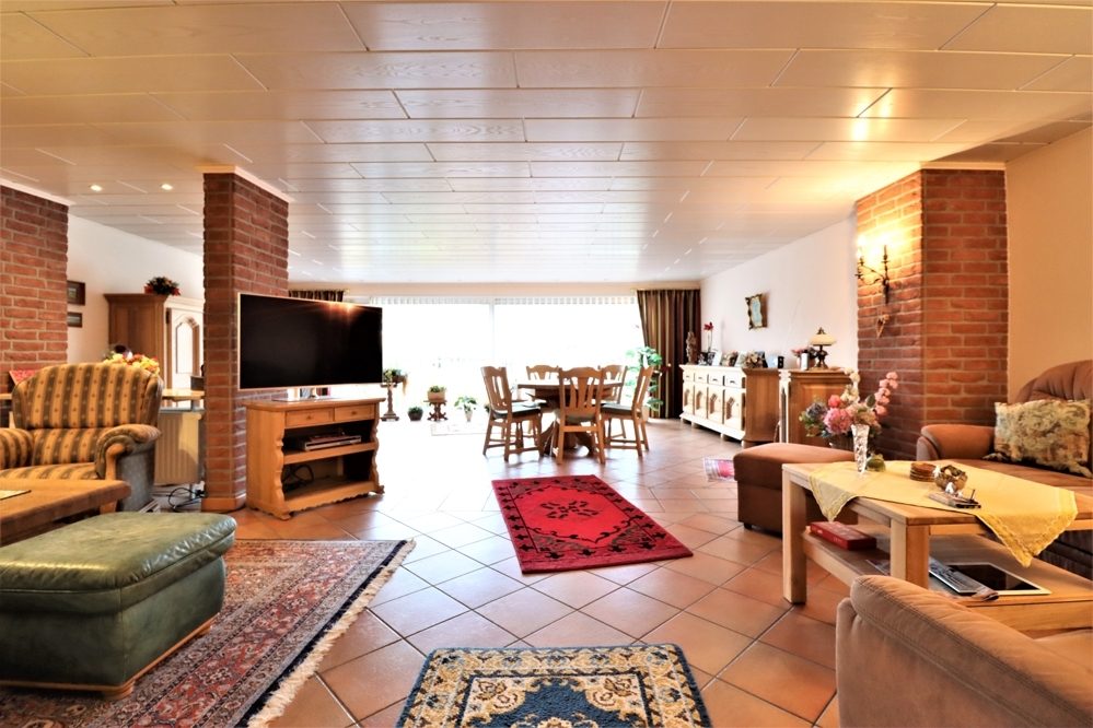 Immobilienangebot - Kaarst / Holzbüttgen - Alle - Holzbüttgen: großzügiges Zweifamilienhaus mit 2 Garagen, Terrasse und großem Garten in ruhiger Lage