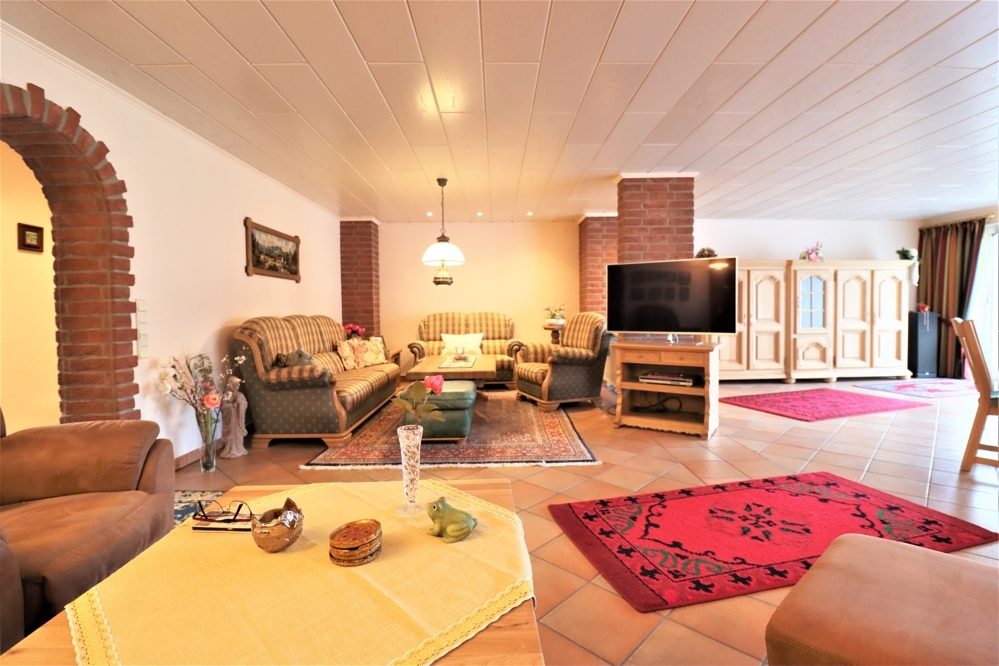 Immobilienangebot - Kaarst / Holzbüttgen - Alle - Holzbüttgen: großzügiges Zweifamilienhaus mit 2 Garagen, Terrasse und großem Garten in ruhiger Lage