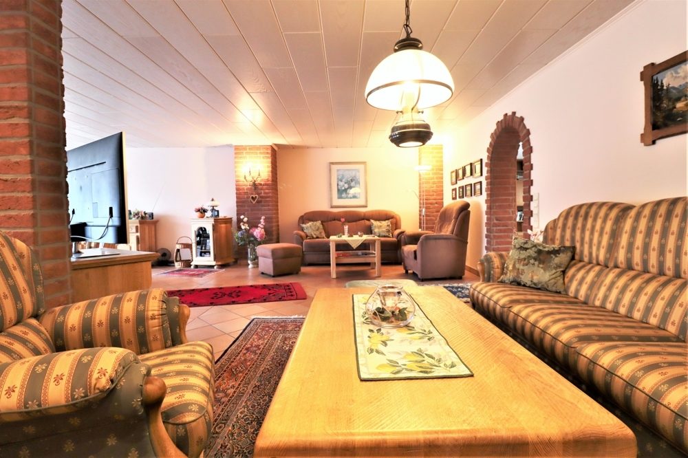 Immobilienangebot - Kaarst / Holzbüttgen - Alle - Holzbüttgen: großzügiges Zweifamilienhaus mit 2 Garagen, Terrasse und großem Garten in ruhiger Lage