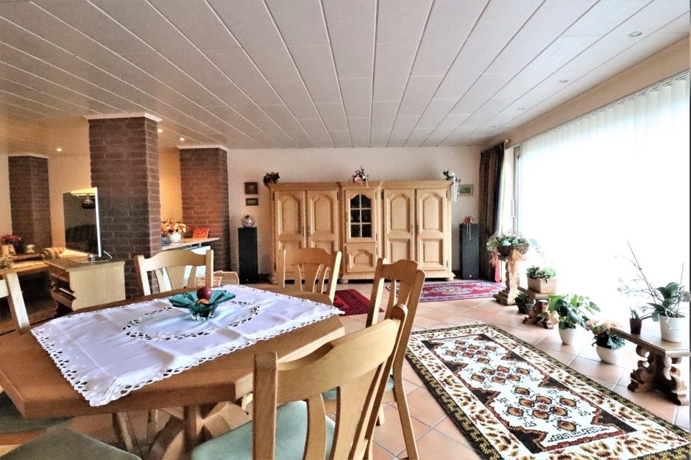 Immobilienangebot - Kaarst / Holzbüttgen - Alle - Holzbüttgen: großzügiges Zweifamilienhaus mit 2 Garagen, Terrasse und großem Garten in ruhiger Lage