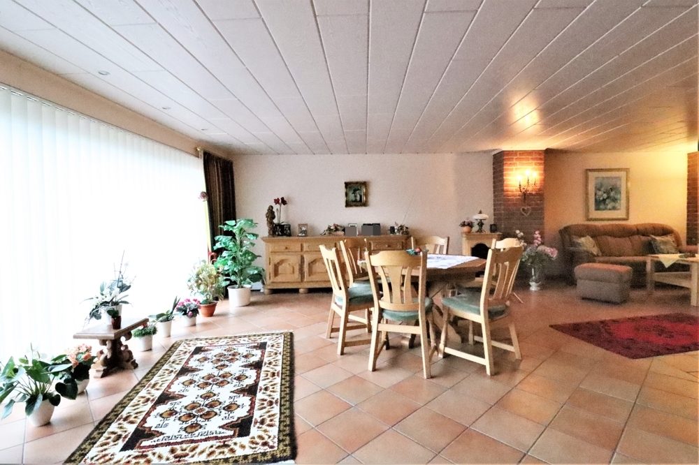 Immobilienangebot - Kaarst / Holzbüttgen - Alle - Holzbüttgen: großzügiges Zweifamilienhaus mit 2 Garagen, Terrasse und großem Garten in ruhiger Lage