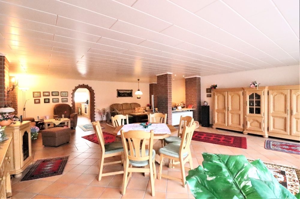 Immobilienangebot - Kaarst / Holzbüttgen - Alle - Holzbüttgen: großzügiges Zweifamilienhaus mit 2 Garagen, Terrasse und großem Garten in ruhiger Lage