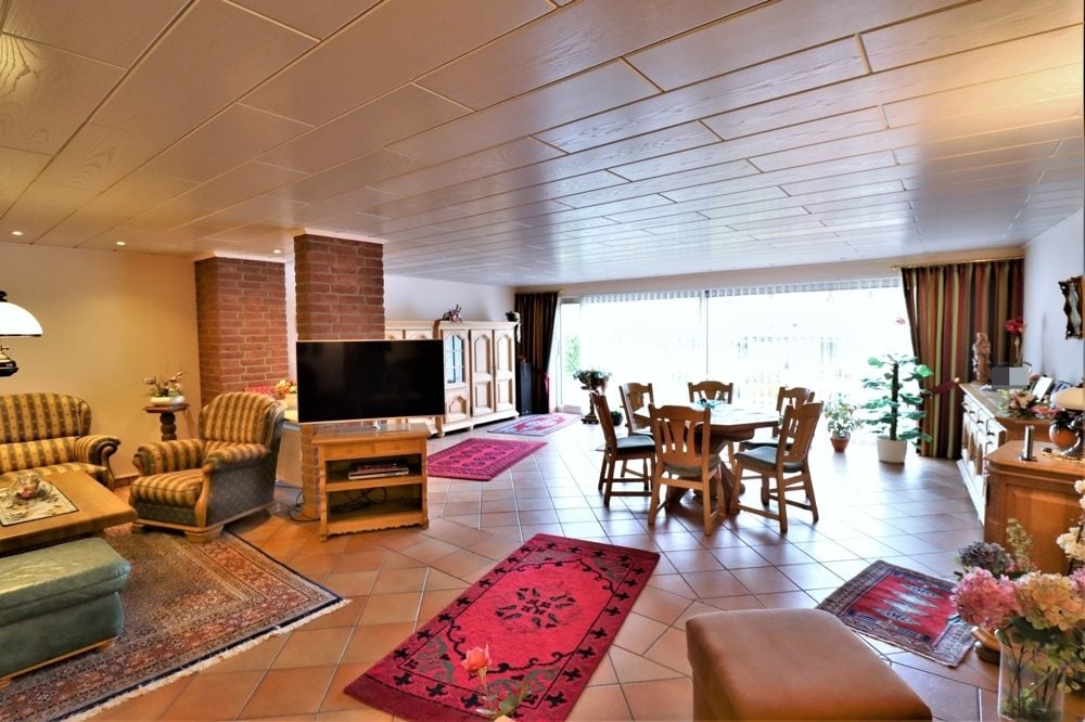 Immobilienangebot - Kaarst / Holzbüttgen - Alle - Holzbüttgen: großzügiges Zweifamilienhaus mit 2 Garagen, Terrasse und großem Garten in ruhiger Lage