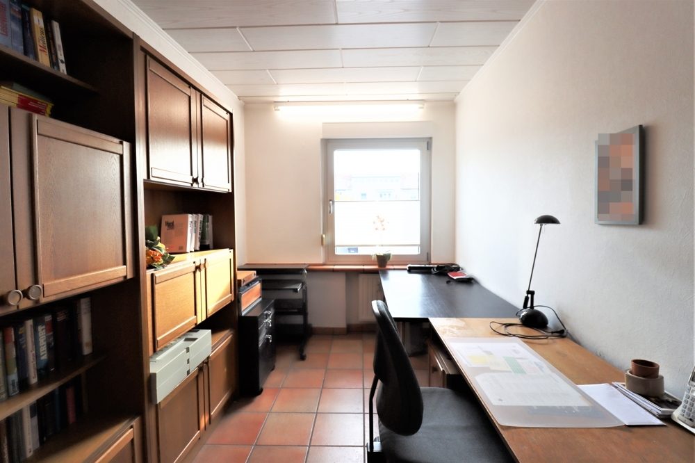 Immobilienangebot - Kaarst / Holzbüttgen - Alle - Holzbüttgen: großzügiges Zweifamilienhaus mit 2 Garagen, Terrasse und großem Garten in ruhiger Lage
