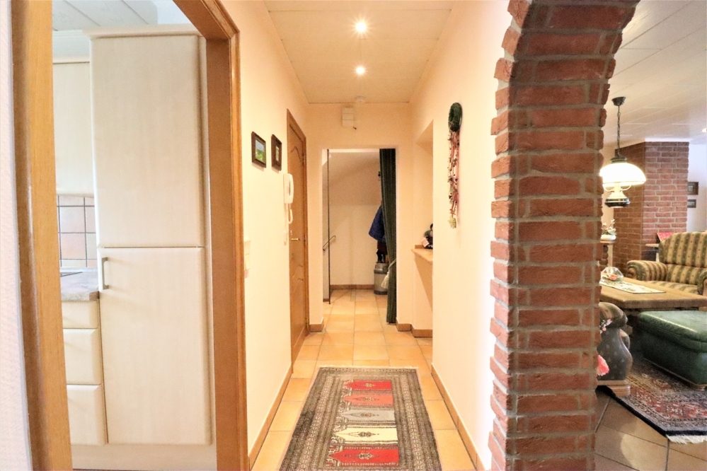 Immobilienangebot - Kaarst / Holzbüttgen - Alle - Holzbüttgen: großzügiges Zweifamilienhaus mit 2 Garagen, Terrasse und großem Garten in ruhiger Lage