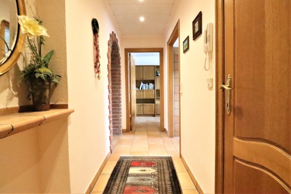 Immobilienangebot - Kaarst / Holzbüttgen - Alle - Holzbüttgen: großzügiges Zweifamilienhaus mit 2 Garagen, Terrasse und großem Garten in ruhiger Lage