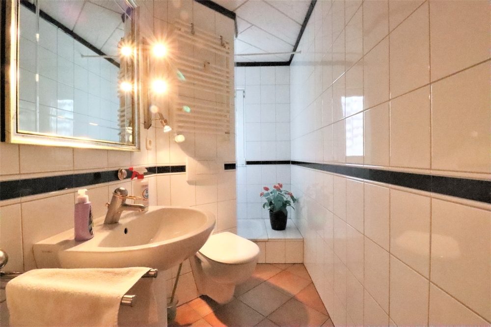 Immobilienangebot - Kaarst / Holzbüttgen - Alle - Holzbüttgen: großzügiges Zweifamilienhaus mit 2 Garagen, Terrasse und großem Garten in ruhiger Lage