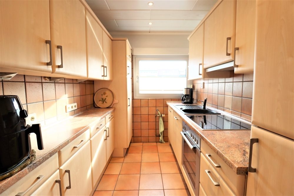 Immobilienangebot - Kaarst / Holzbüttgen - Alle - Holzbüttgen: großzügiges Zweifamilienhaus mit 2 Garagen, Terrasse und großem Garten in ruhiger Lage