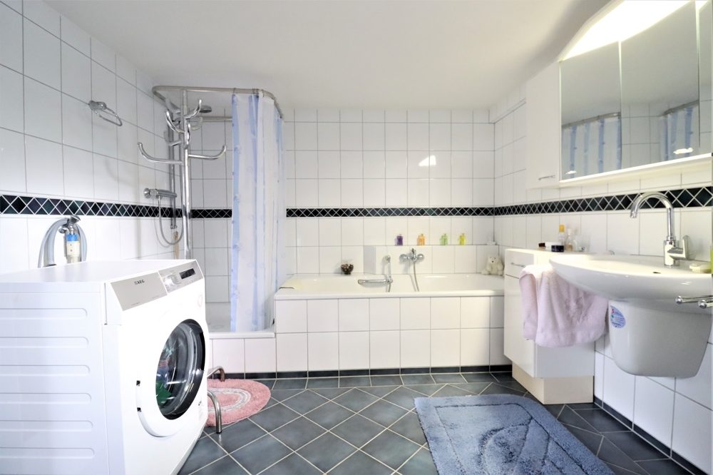 Immobilienangebot - Kaarst / Holzbüttgen - Alle - Holzbüttgen: großzügiges Zweifamilienhaus mit 2 Garagen, Terrasse und großem Garten in ruhiger Lage