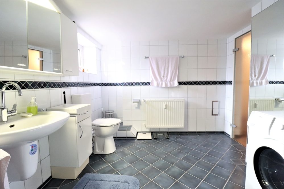 Immobilienangebot - Kaarst / Holzbüttgen - Alle - Holzbüttgen: großzügiges Zweifamilienhaus mit 2 Garagen, Terrasse und großem Garten in ruhiger Lage