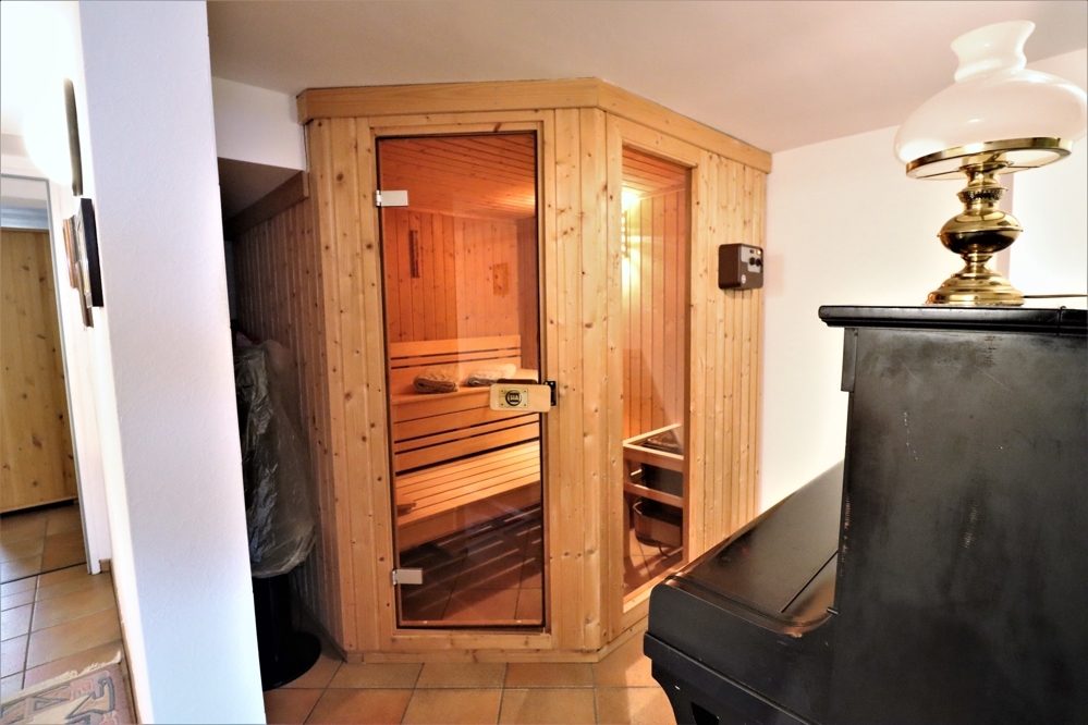 Immobilienangebot - Kaarst / Holzbüttgen - Alle - Holzbüttgen: großzügiges Zweifamilienhaus mit 2 Garagen, Terrasse und großem Garten in ruhiger Lage