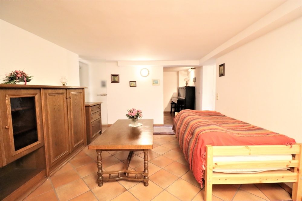 Immobilienangebot - Kaarst / Holzbüttgen - Alle - Holzbüttgen: großzügiges Zweifamilienhaus mit 2 Garagen, Terrasse und großem Garten in ruhiger Lage