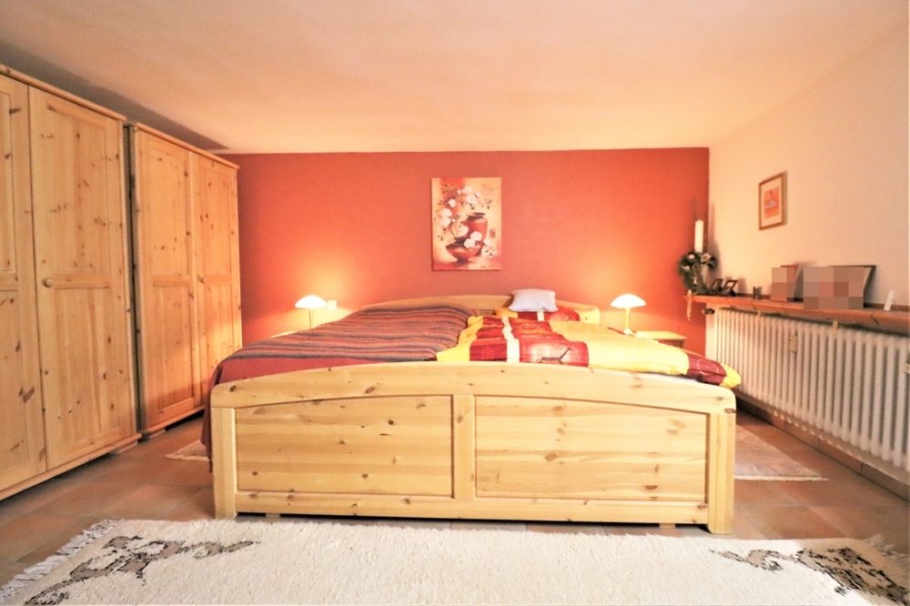 Immobilienangebot - Kaarst / Holzbüttgen - Alle - Holzbüttgen: großzügiges Zweifamilienhaus mit 2 Garagen, Terrasse und großem Garten in ruhiger Lage