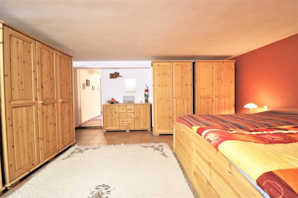Immobilienangebot - Kaarst / Holzbüttgen - Alle - Holzbüttgen: großzügiges Zweifamilienhaus mit 2 Garagen, Terrasse und großem Garten in ruhiger Lage