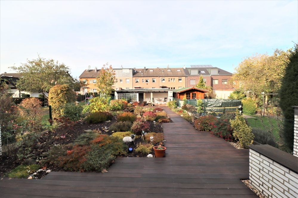 Immobilienangebot - Kaarst / Holzbüttgen - Alle - Holzbüttgen: großzügiges Zweifamilienhaus mit 2 Garagen, Terrasse und großem Garten in ruhiger Lage