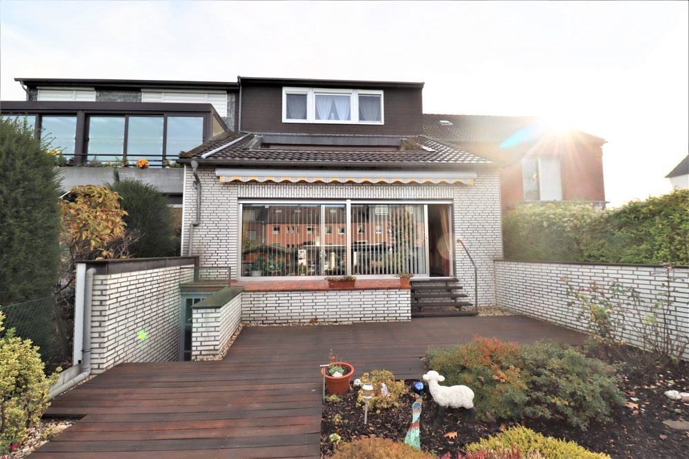Immobilienangebot - Kaarst / Holzbüttgen - Alle - Holzbüttgen: großzügiges Zweifamilienhaus mit 2 Garagen, Terrasse und großem Garten in ruhiger Lage