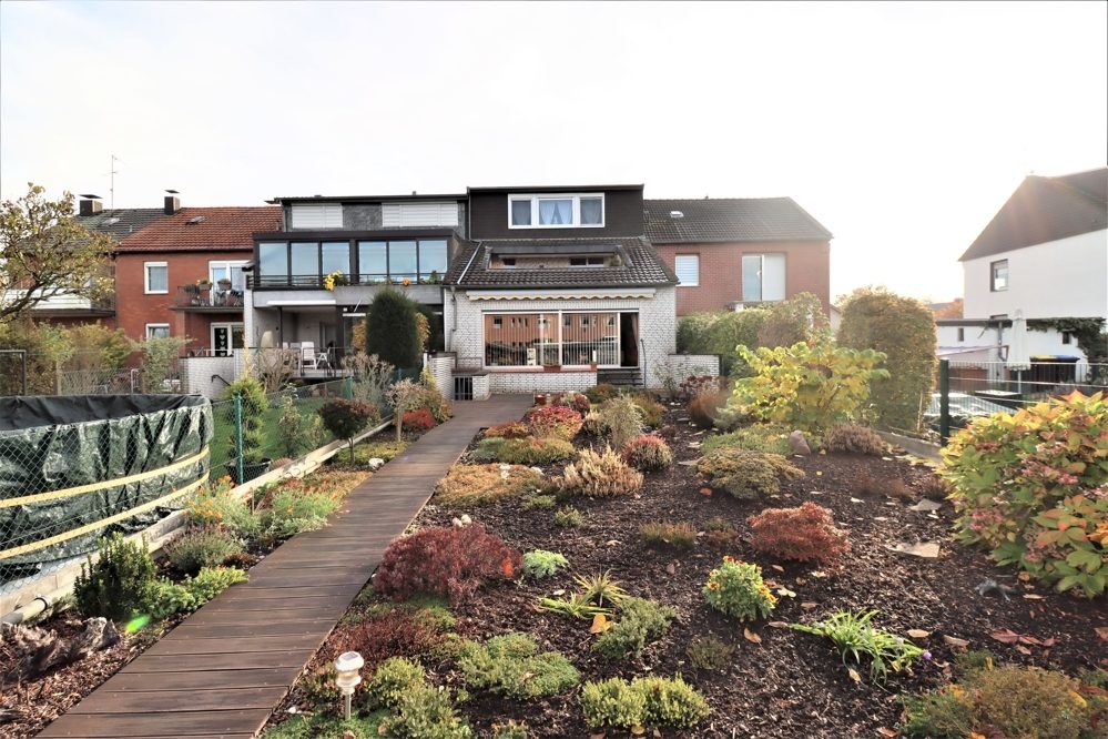 Immobilienangebot - Kaarst / Holzbüttgen - Alle - Holzbüttgen: großzügiges Zweifamilienhaus mit 2 Garagen, Terrasse und großem Garten in ruhiger Lage