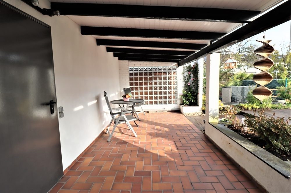 Immobilienangebot - Kaarst / Holzbüttgen - Alle - Holzbüttgen: großzügiges Zweifamilienhaus mit 2 Garagen, Terrasse und großem Garten in ruhiger Lage